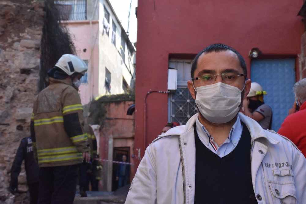 İzmir'de atıl haldeki sinagog bitişikteki evin üzerine yıkıldı