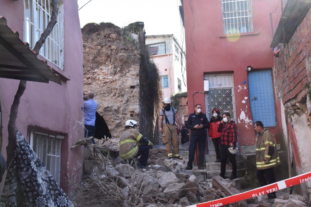 İzmir'de atıl haldeki sinagog bitişikteki evin üzerine yıkıldı