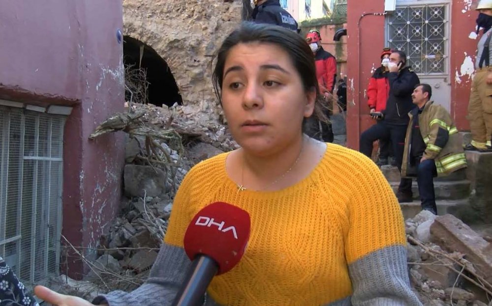 İzmir'de atıl haldeki sinagog bitişikteki evin üzerine yıkıldı