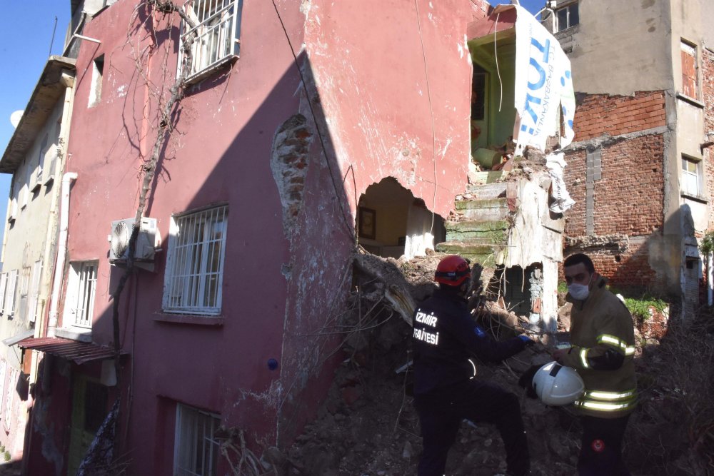 İzmir'de atıl haldeki sinagog bitişikteki evin üzerine yıkıldı