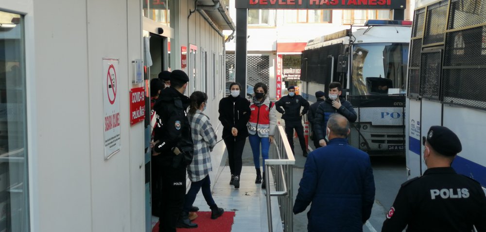 Kadıköy'de HDP'li milletvekillerinin oturma eylemi yaptığı gösterilerde gözaltına alınan 65 kişiden 61'i sağlık kontrolünde