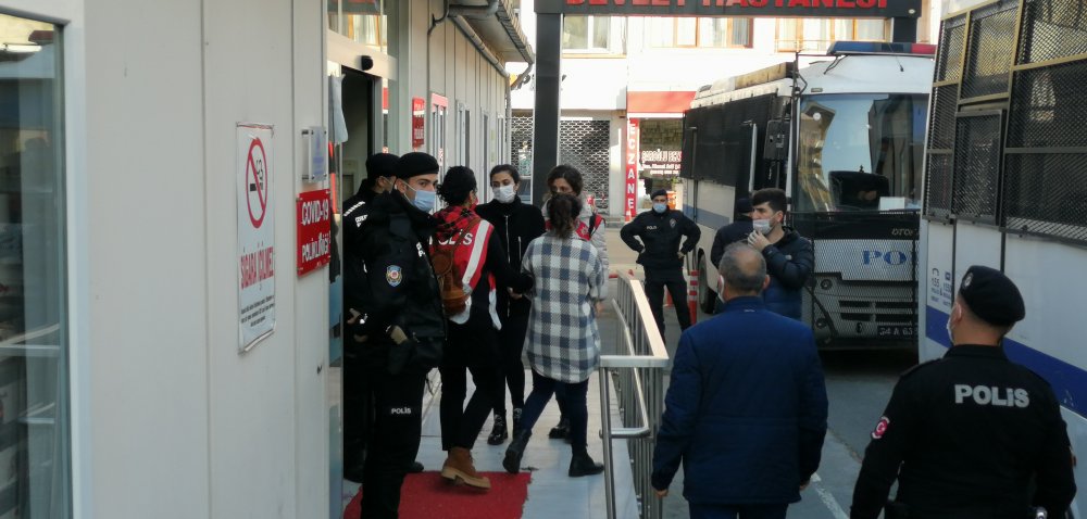 Kadıköy'de HDP'li milletvekillerinin oturma eylemi yaptığı gösterilerde gözaltına alınan 65 kişiden 61'i sağlık kontrolünde