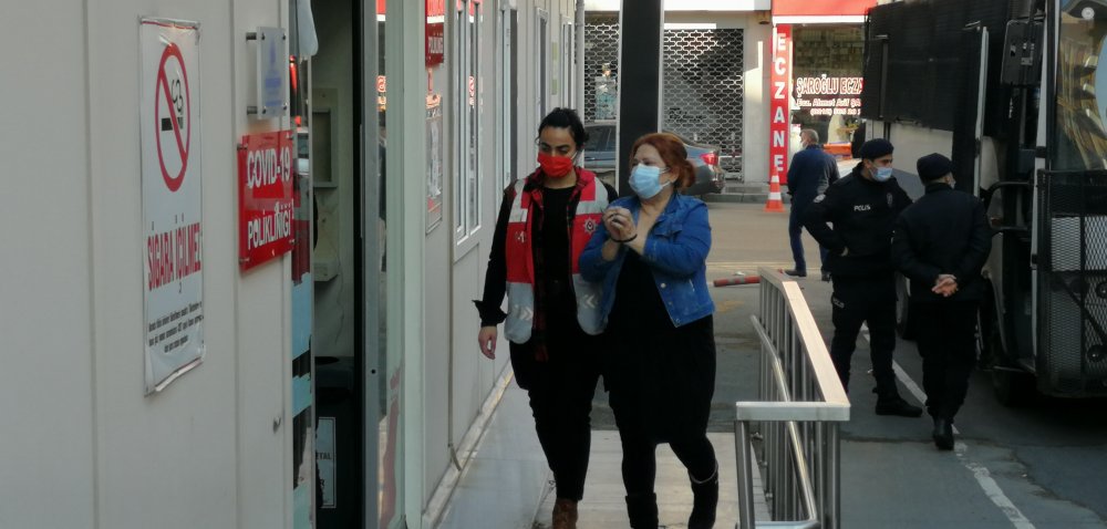 Kadıköy'de HDP'li milletvekillerinin oturma eylemi yaptığı gösterilerde gözaltına alınan 65 kişiden 61'i sağlık kontrolünde