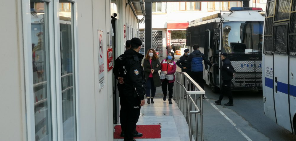 Kadıköy'de HDP'li milletvekillerinin oturma eylemi yaptığı gösterilerde gözaltına alınan 65 kişiden 61'i sağlık kontrolünde