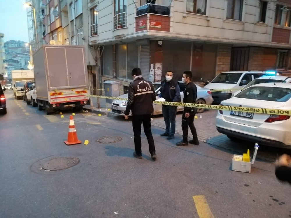 Kağıthane'de sokakta yürüyen bir kişi kurşun yağmuruna tutuldu