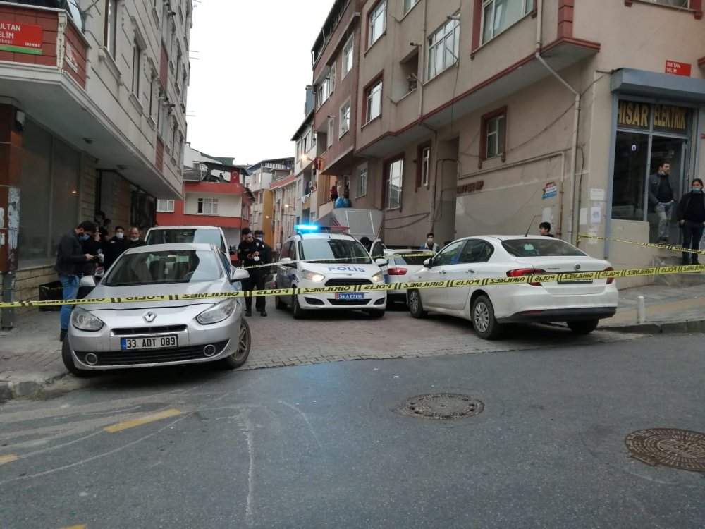 Kağıthane'de sokakta yürüyen bir kişi kurşun yağmuruna tutuldu