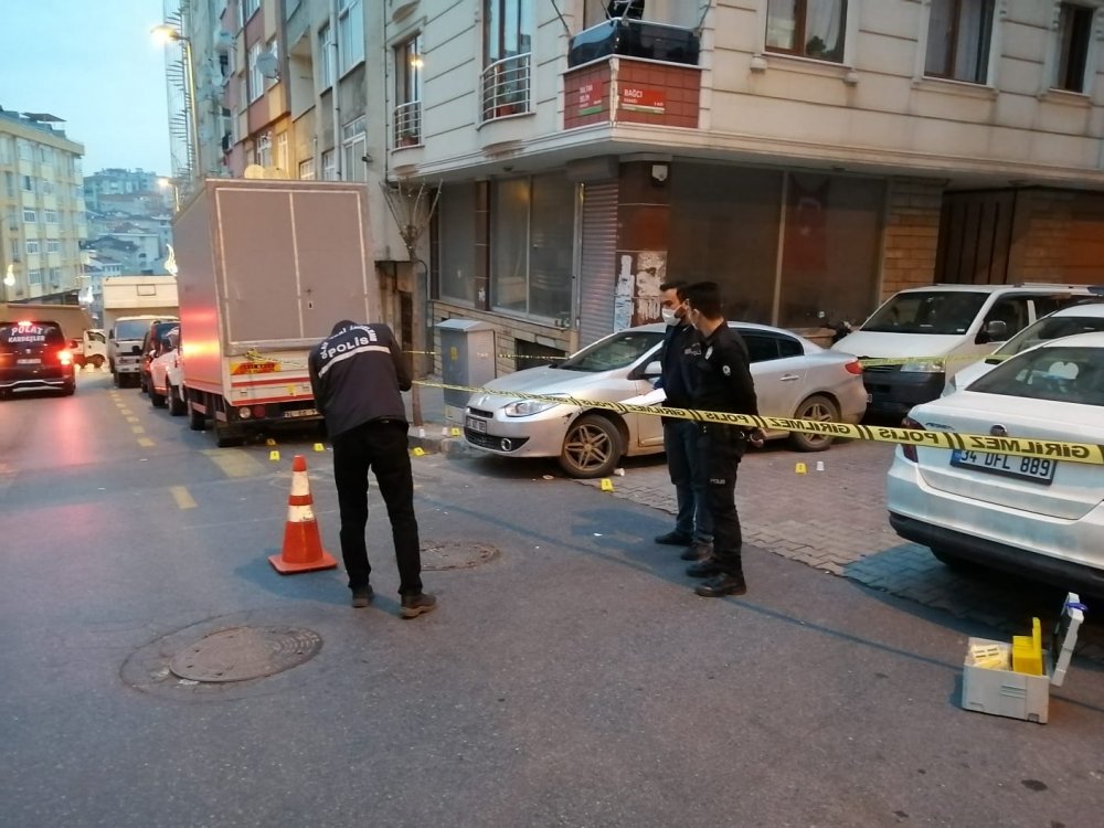Kağıthane'de sokakta yürüyen bir kişi kurşun yağmuruna tutuldu