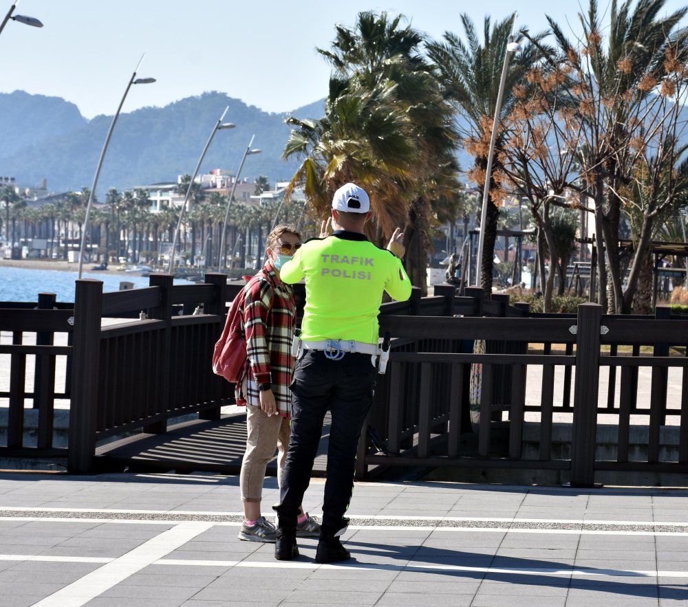 Marmaris'te kısıtlamada giriş yasaklanan sahil yollarında denetim