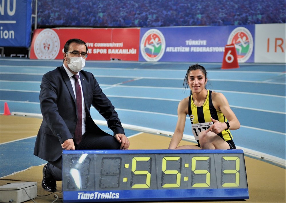 Milli atlet Nevin İnce 400 metrede rekor kırdı