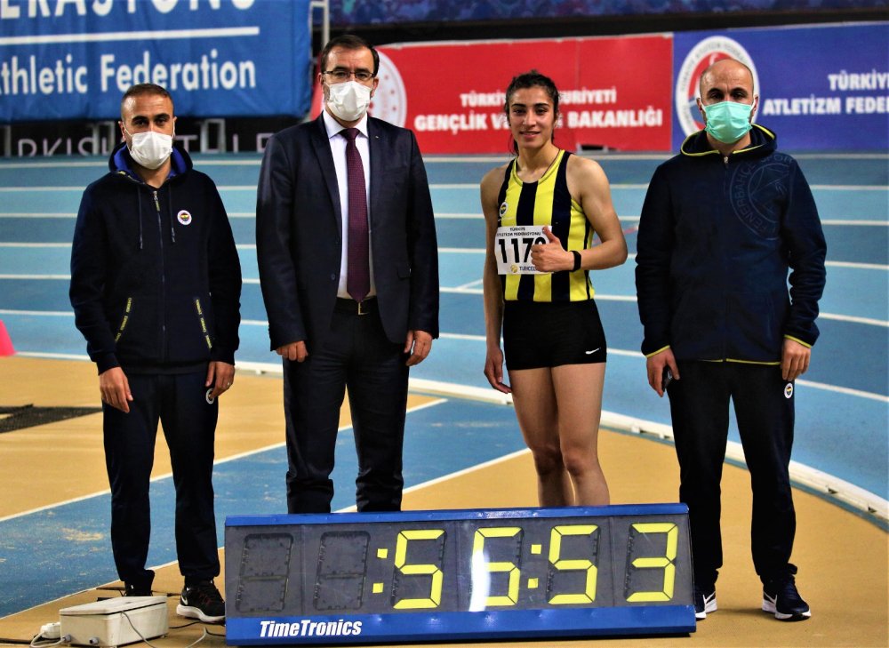 Milli atlet Nevin İnce 400 metrede rekor kırdı