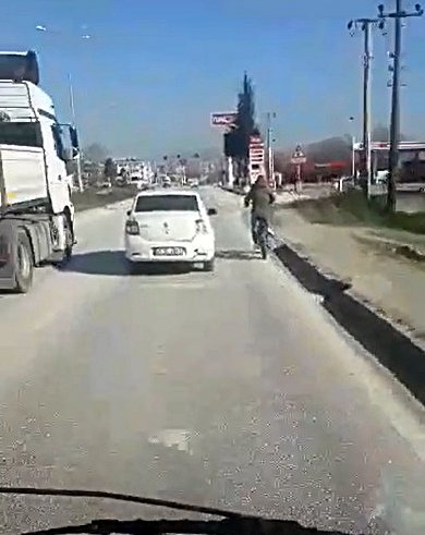 Motosiklet sürücüsünün tehlikeli yolculuğu