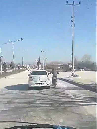 Motosiklet sürücüsünün tehlikeli yolculuğu