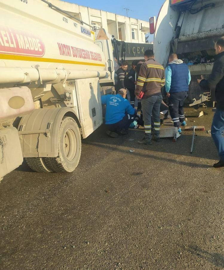 Tankerin çarptığı çöp kamyonundaki temizlik işçisi hayatını kaybetti