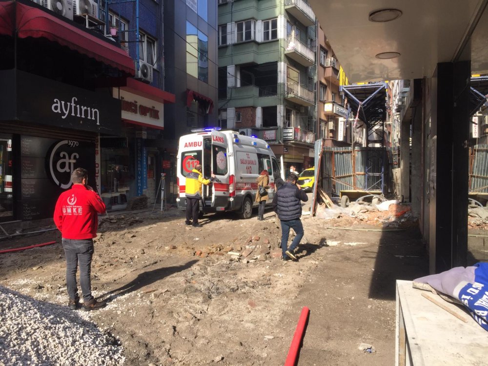 Üzerine reklam tabelası düşen işçi ağır yaralandı