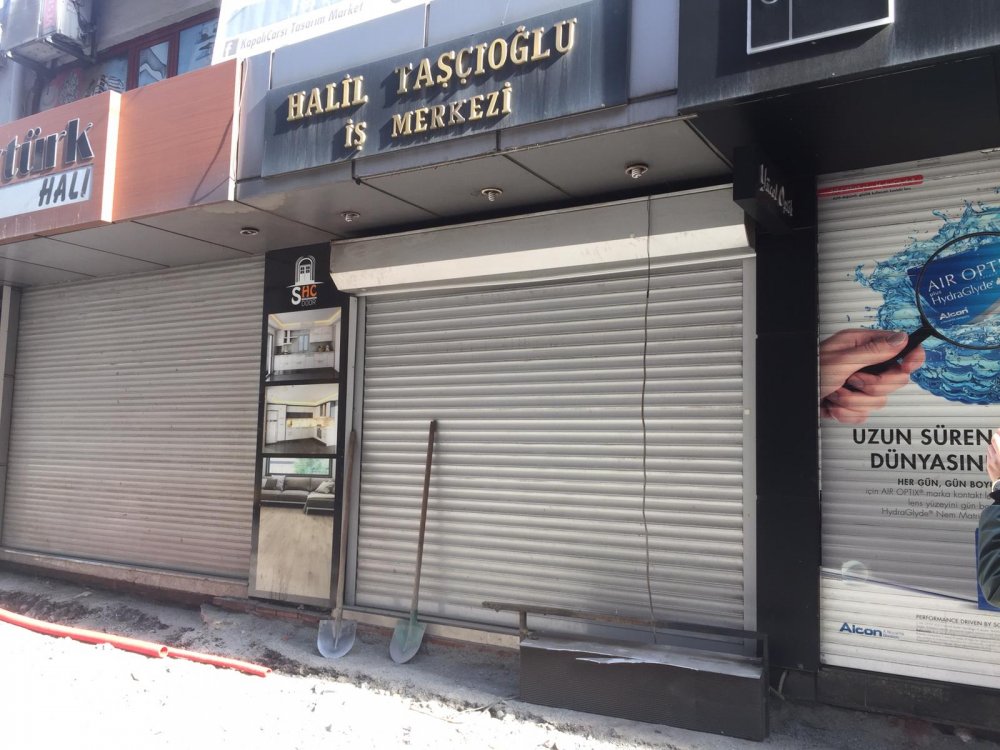 Üzerine reklam tabelası düşen işçi ağır yaralandı