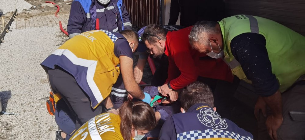 Üzerine reklam tabelası düşen işçi ağır yaralandı