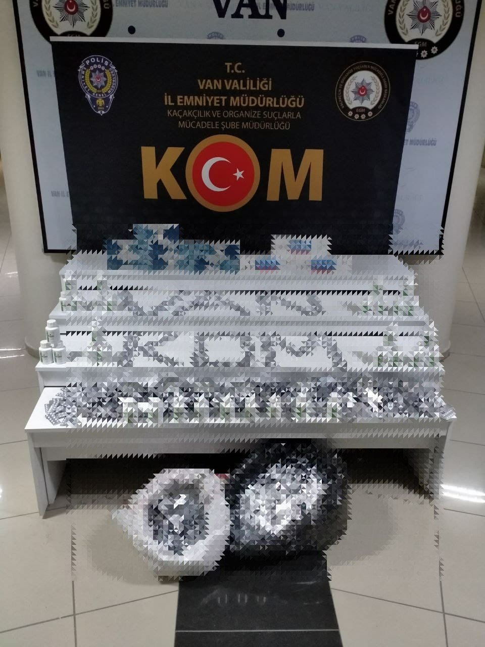 Van'da, iki evde 75 bin tablet kaçak uyku ilacı ile sigara ele geçirildi
