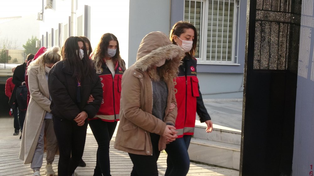 100 erkeği 'jigolo yapma' vaadiyle dolandıran şüphelilerden 28’i tutuklandı