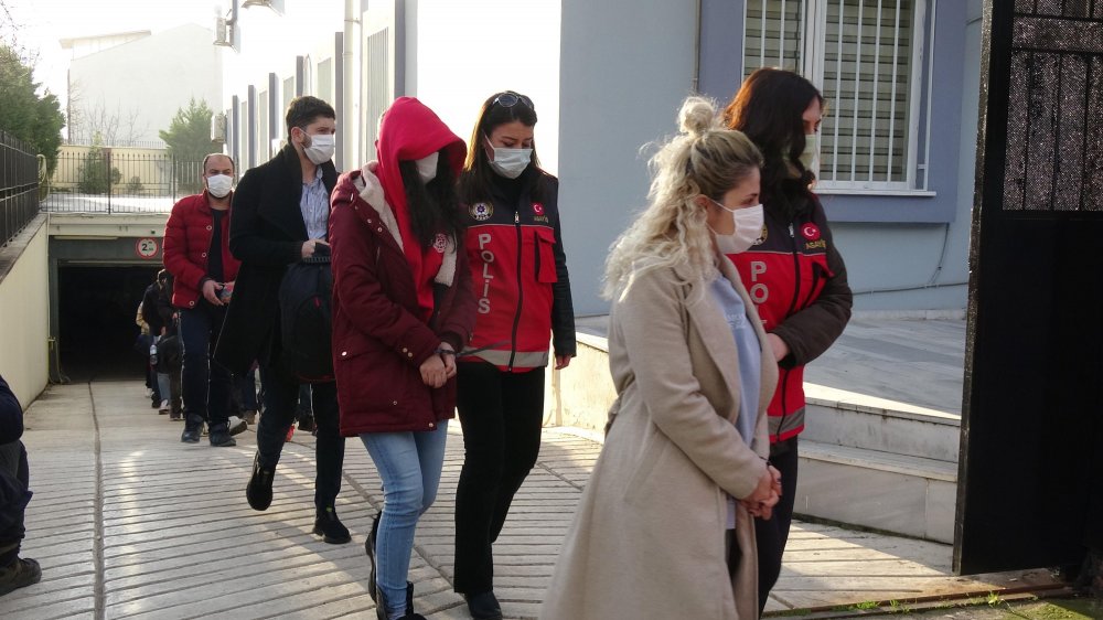 100 erkeği 'jigolo yapma' vaadiyle dolandıran şüphelilerden 28’i tutuklandı