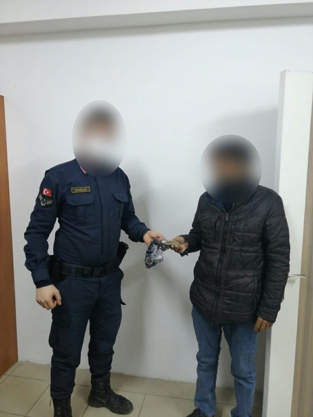 4 bin 500 TL'yi çalan şüpheli tutuklandı, para sahibine teslim edildi