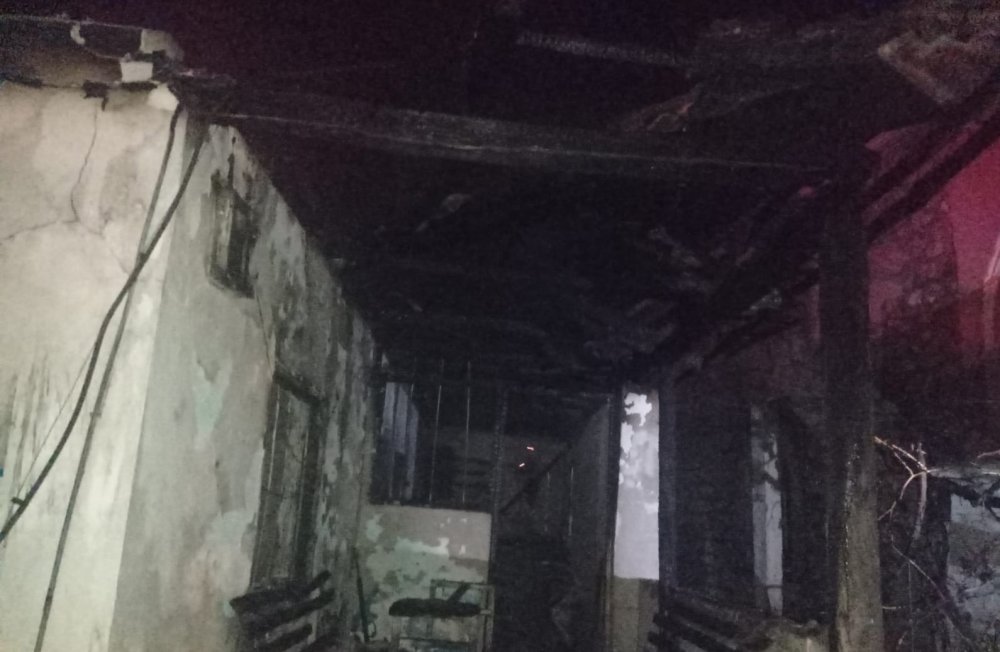 Akhisar'da işçi lojmanında yangın: 1 kişi hayatını kaybetti, 2 yaralı