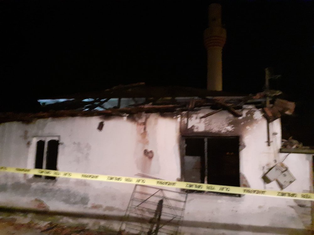 Akhisar'da işçi lojmanında yangın: 1 kişi hayatını kaybetti, 2 yaralı