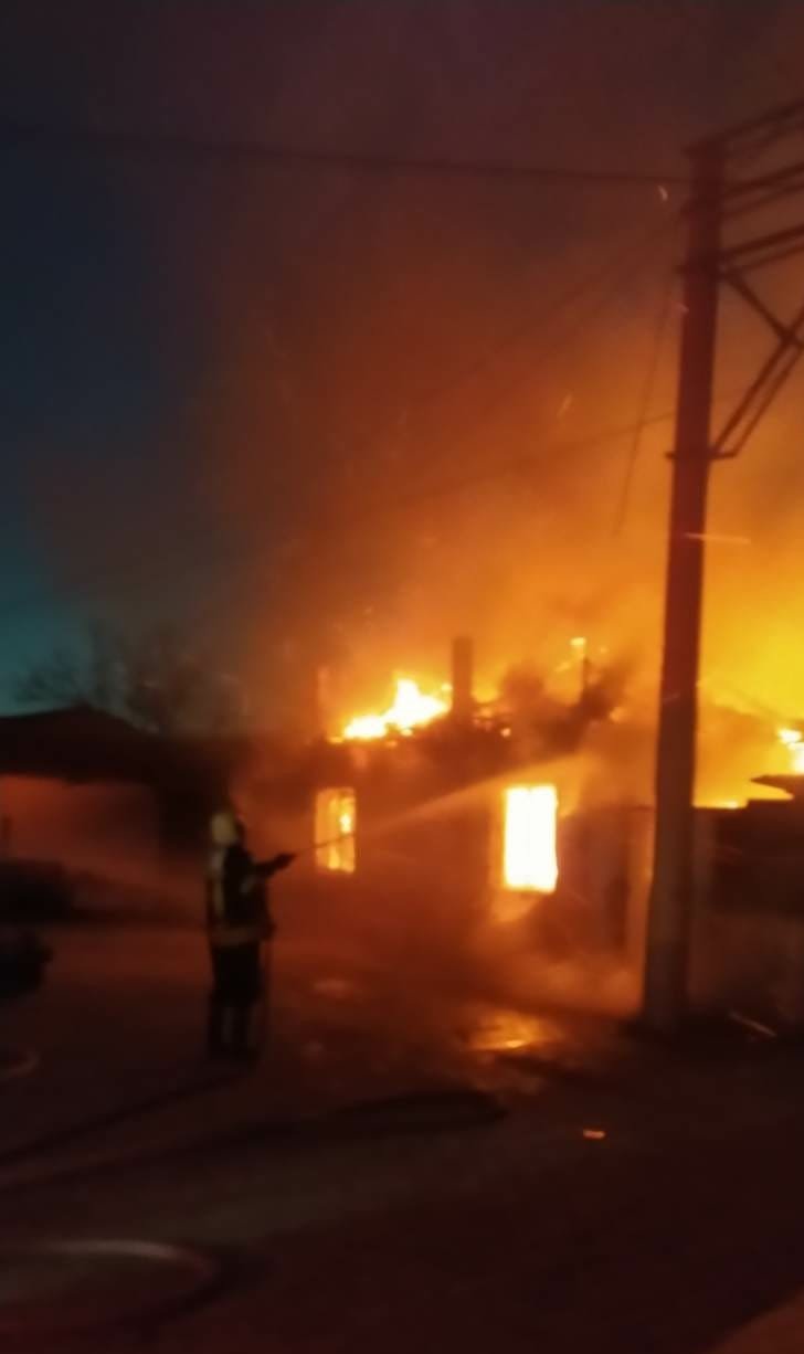 Akhisar'da işçi lojmanında yangın: 1 kişi hayatını kaybetti, 2 yaralı