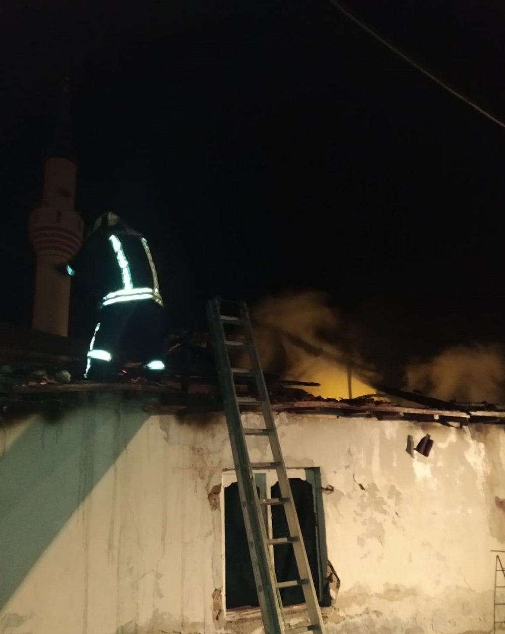 Akhisar'da işçi lojmanında yangın: 1 kişi hayatını kaybetti, 2 yaralı