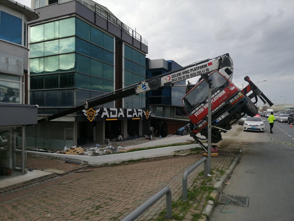 Bakırköy'de vinç devrildi, sepetteki işçilerin ölümden döndüğü anlar kamerada