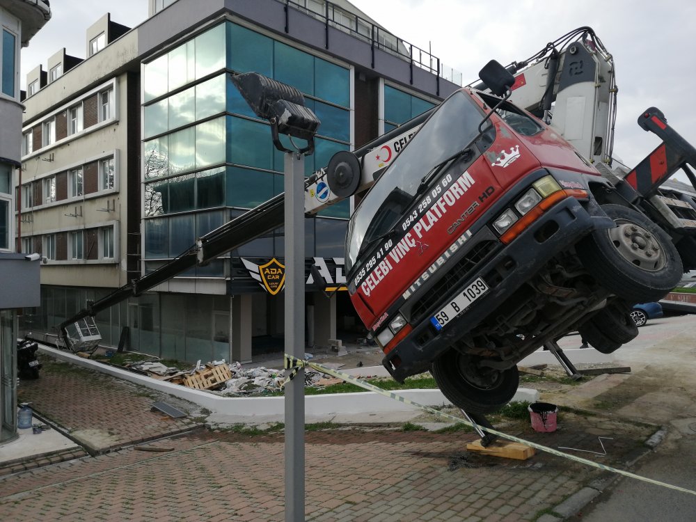 Bakırköy'de vinç devrildi, sepetteki işçilerin ölümden döndüğü anlar kamerada
