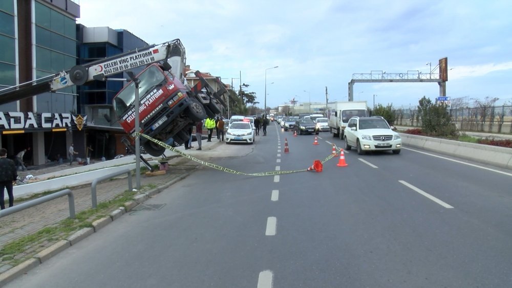 Bakırköy'de vinç devrildi, sepetteki işçilerin ölümden döndüğü anlar kamerada
