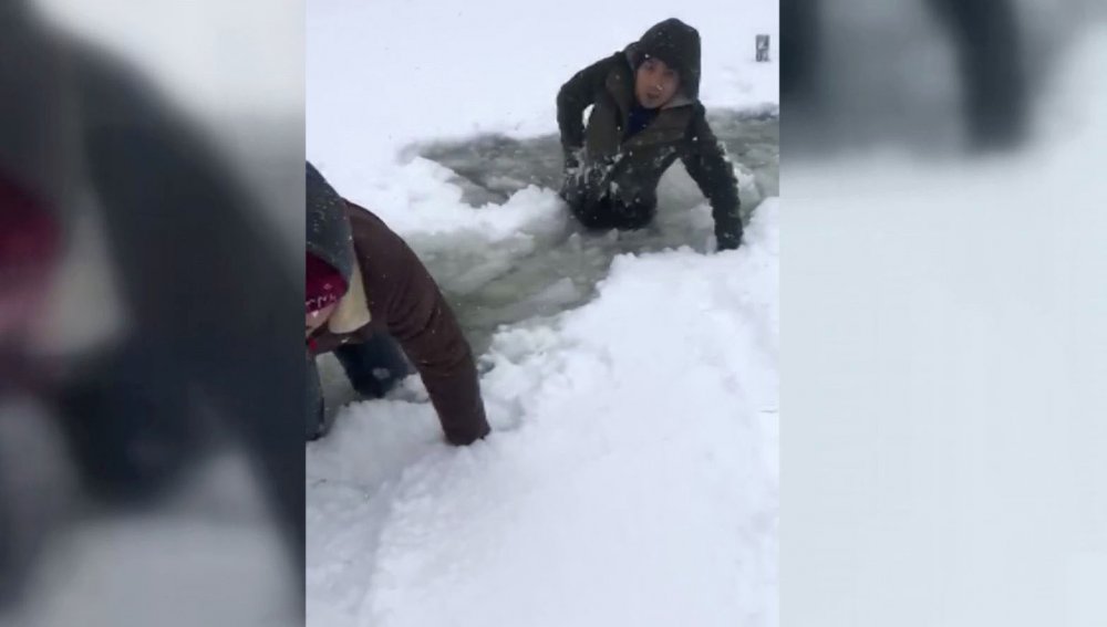 Buz kırılınca gölete düşen iki genç kurtuldu