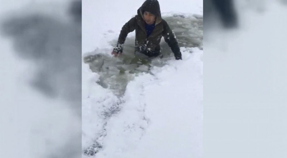 Buz kırılınca gölete düşen iki genç kurtuldu