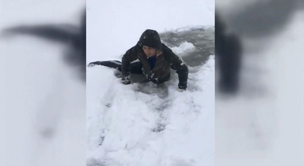 Buz kırılınca gölete düşen iki genç kurtuldu