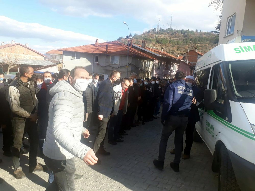 Domuza çarpan hafif ticari araç şarampole yuvalandı: 3 ölü