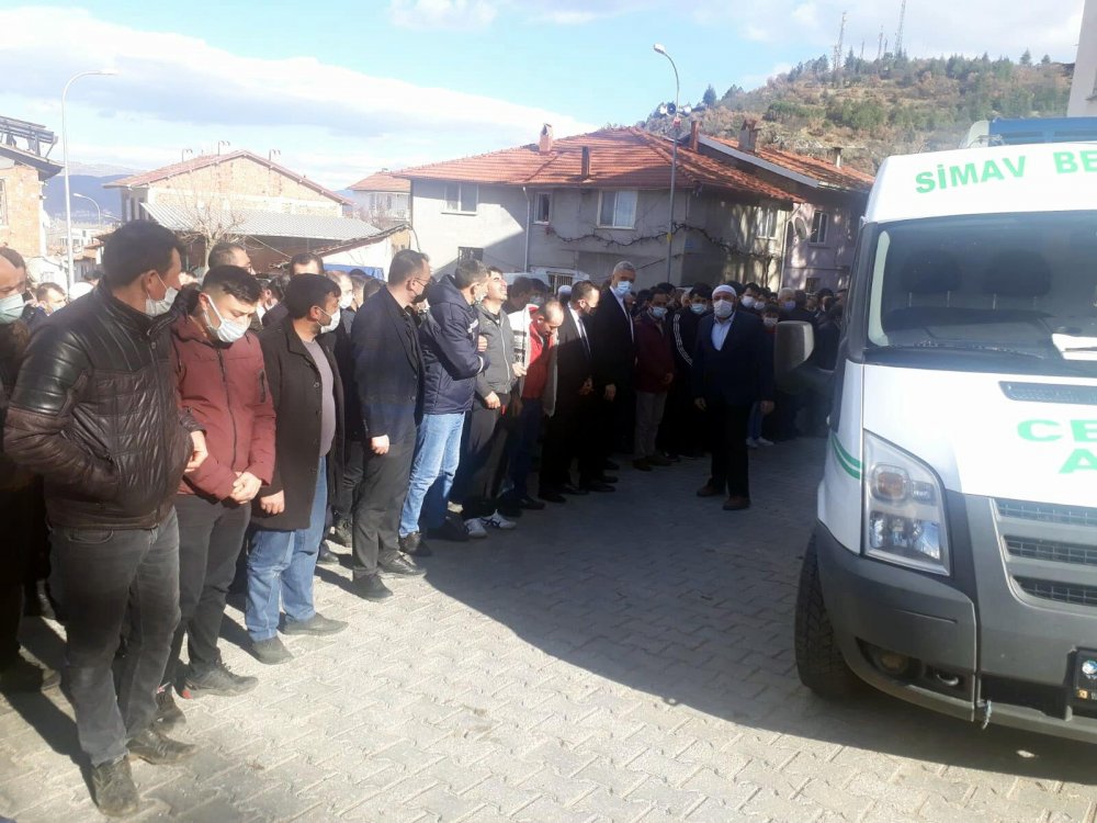 Domuza çarpan hafif ticari araç şarampole yuvalandı: 3 ölü