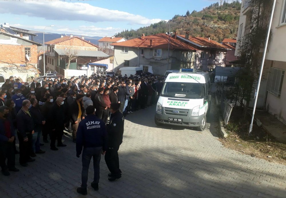 Domuza çarpan hafif ticari araç şarampole yuvalandı: 3 ölü