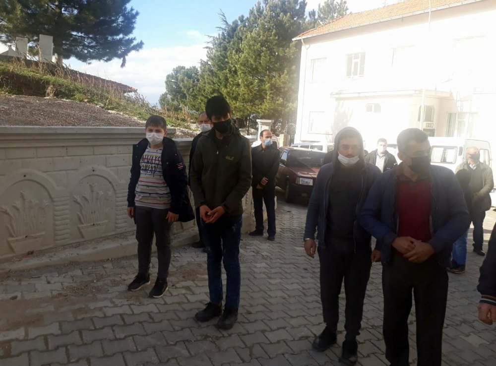 Domuza çarpan hafif ticari araç şarampole yuvalandı: 3 ölü
