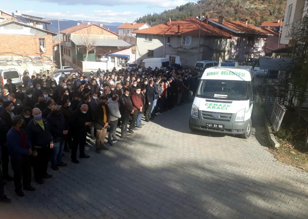 Domuza çarpan hafif ticari araç şarampole yuvalandı: 3 ölü
