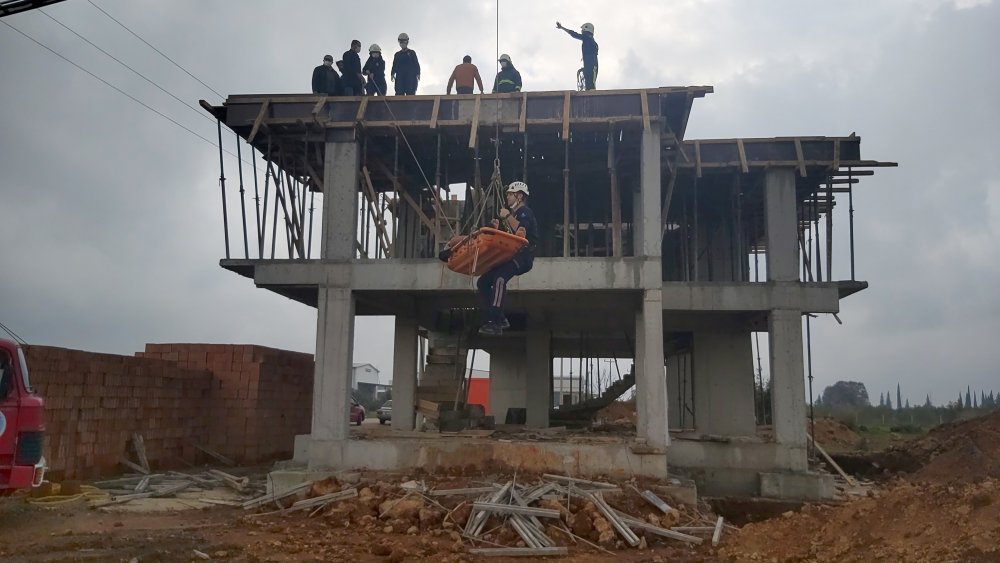 Elektrik akımına kapılan inşaat işçisi yaralandı