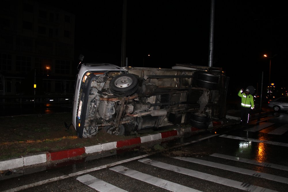 Hurdaya dönen kamyondan burnu bile kanamadan çıktı