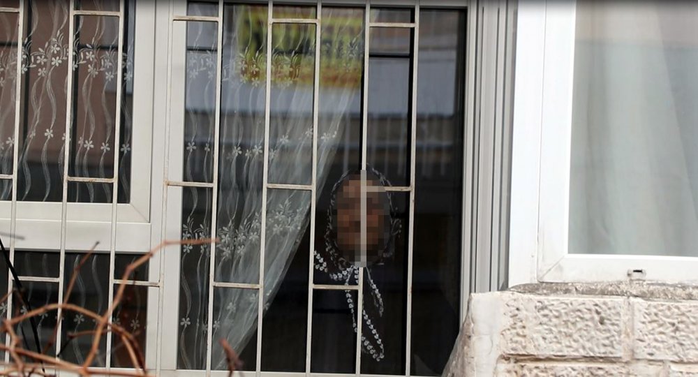 Klima ünitesinin üzerine çıkan yaşlı kadını kızı son anda kurtardı