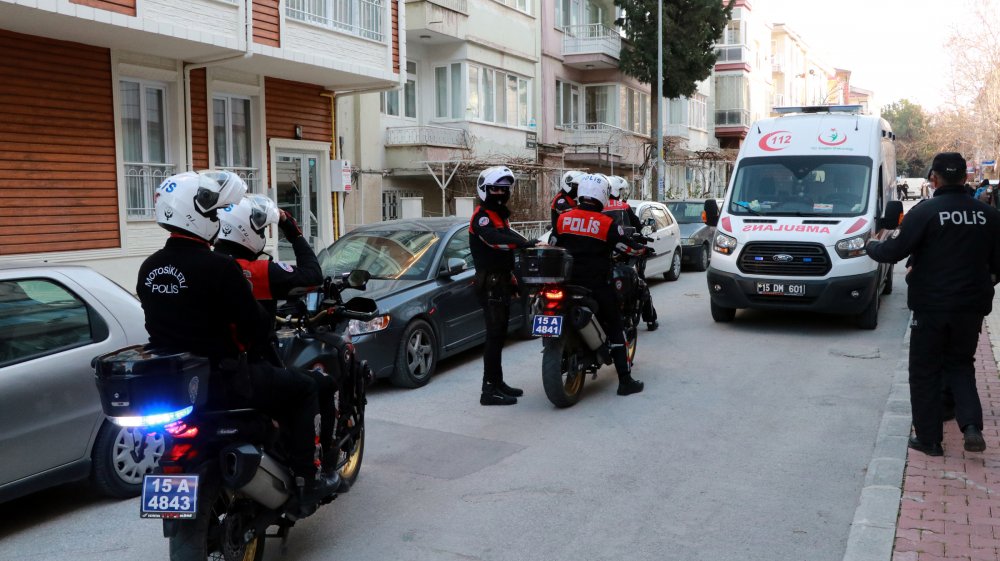 Klima ünitesinin üzerine çıkan yaşlı kadını kızı son anda kurtardı