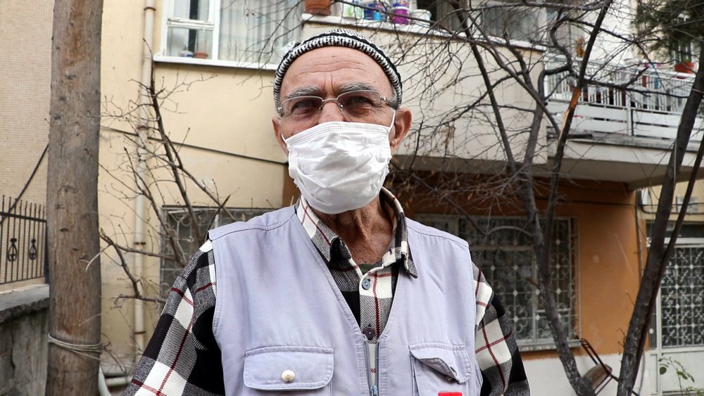 Klima ünitesinin üzerine çıkan yaşlı kadını kızı son anda kurtardı