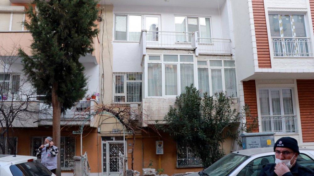 Klima ünitesinin üzerine çıkan yaşlı kadını kızı son anda kurtardı