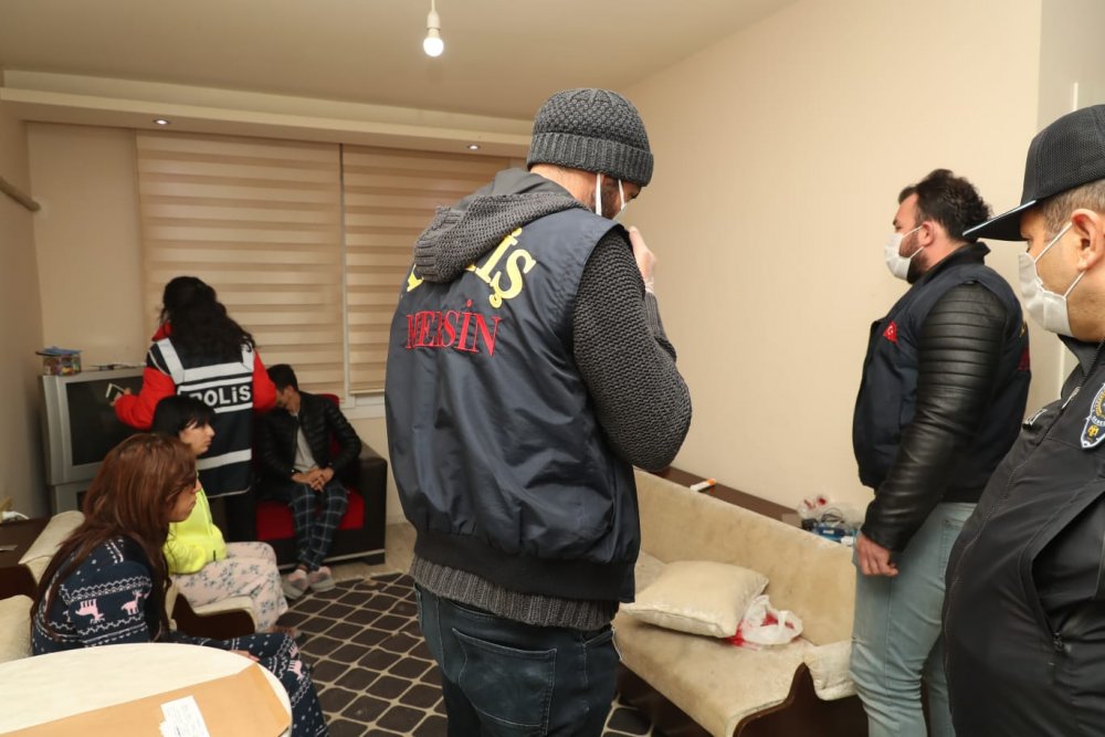 Mersin merkezli 3 kentte fuhuş operasyonu: 27 gözaltı