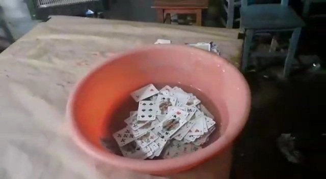 Metruk binada kumar oynarken yakalanan 8 kişiye 25 bin 200 lira ceza