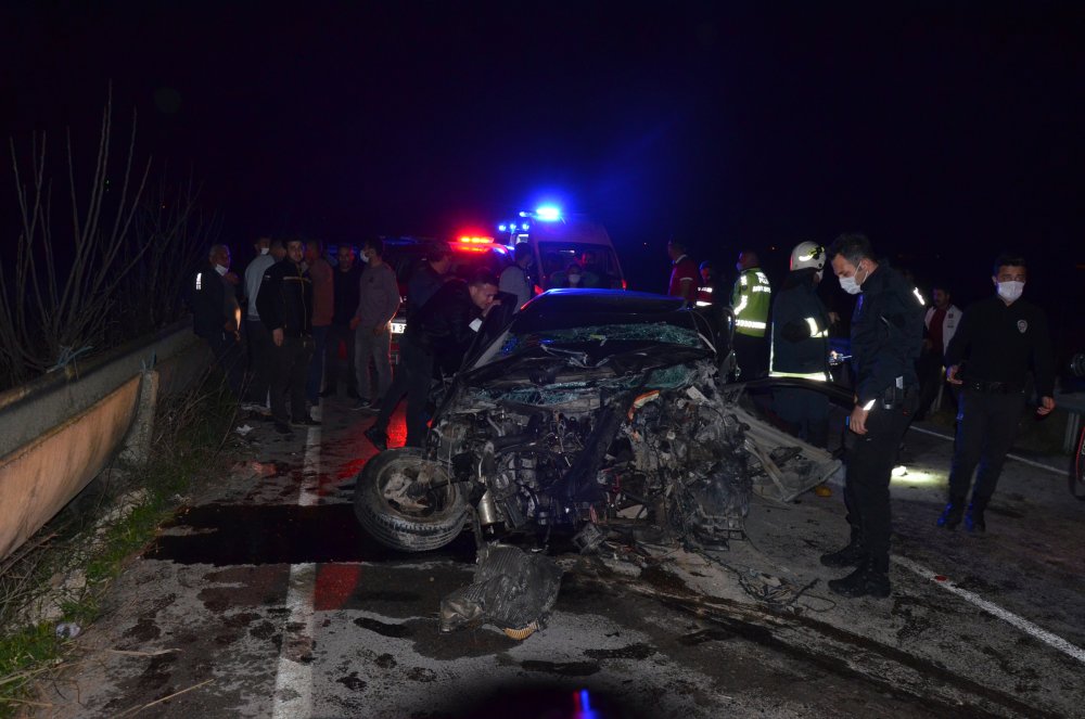 Serik’te çarpışan iki otomobilden biri dereye uçtu: 6 ölü