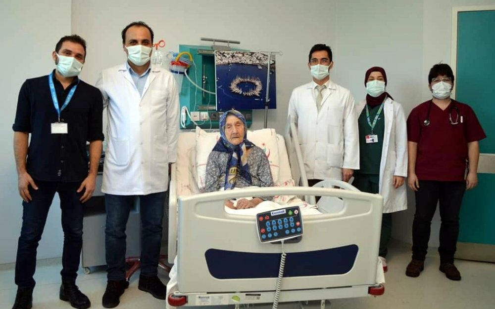 98 yaşında koronavirüsü yenip, taburcu oldu