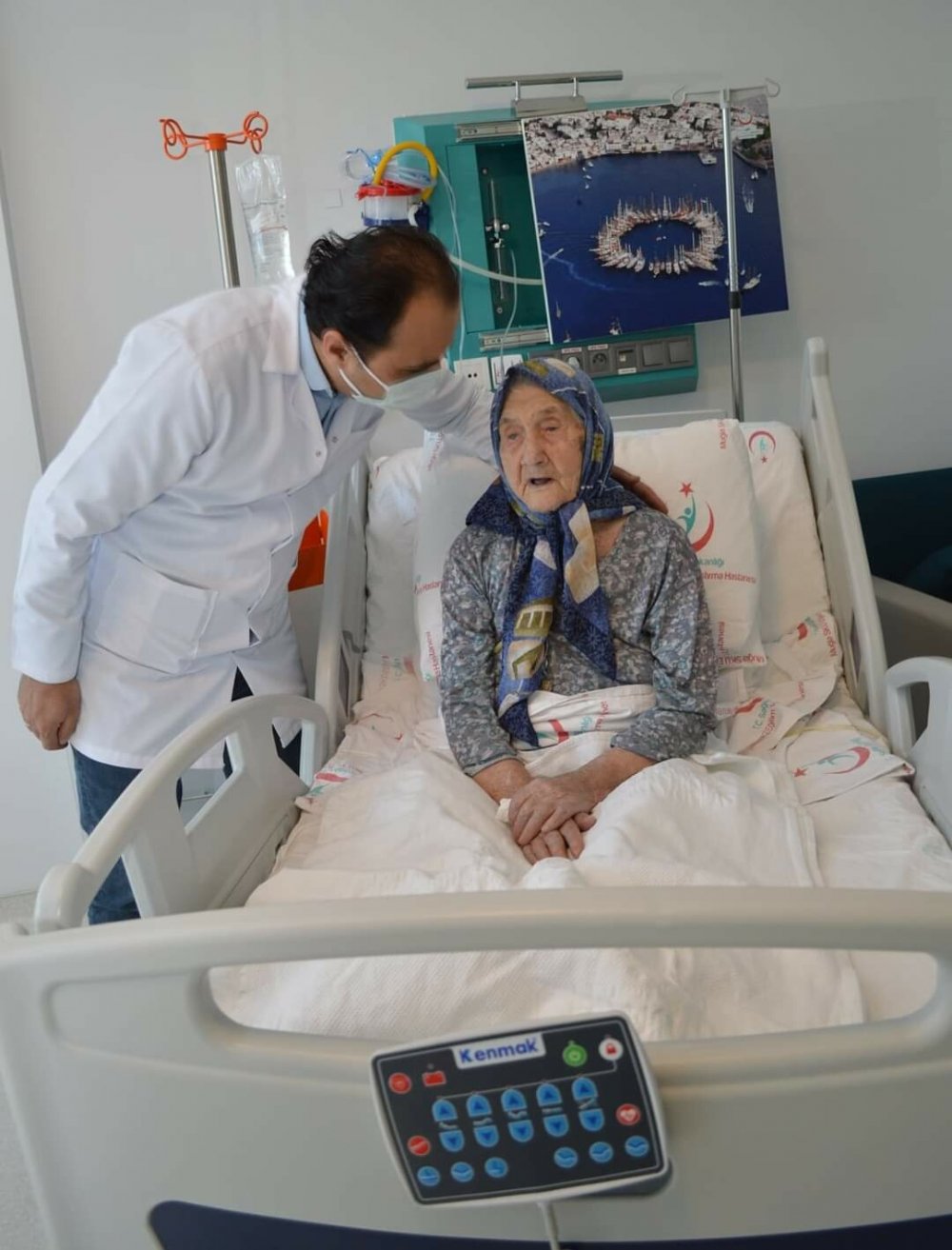 98 yaşında koronavirüsü yenip, taburcu oldu